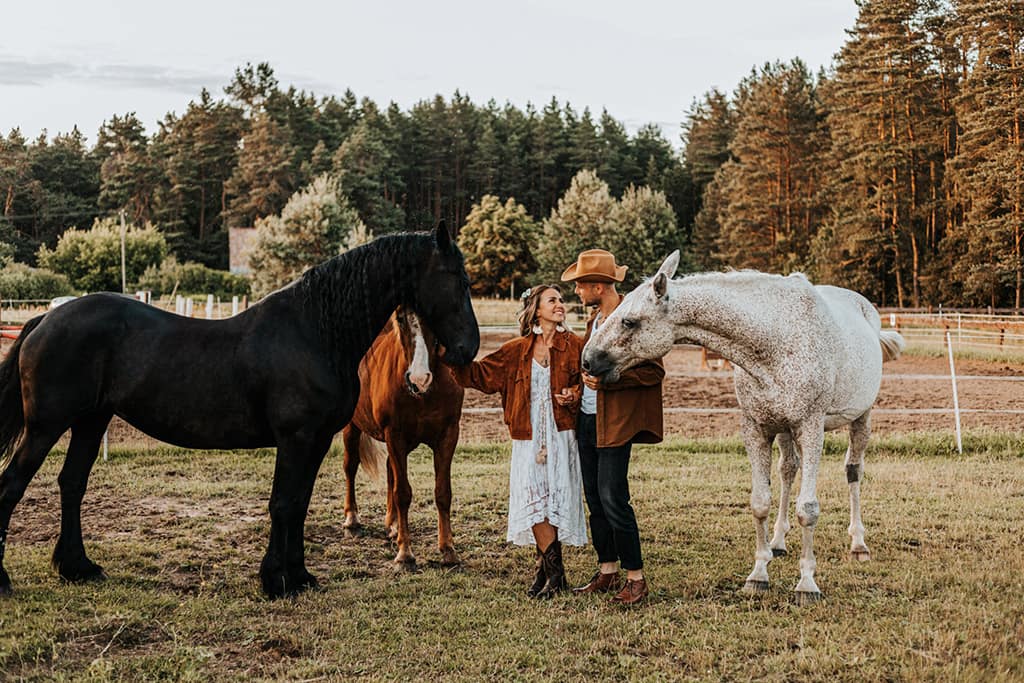 Raudoni Vakarai – žirgai ir gamta