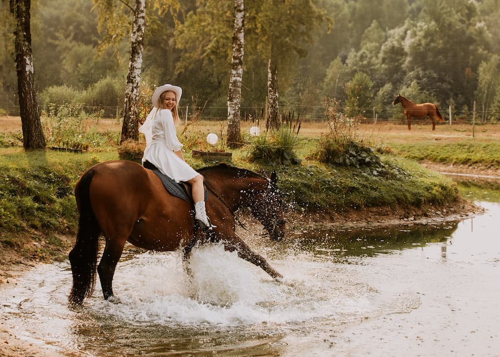 Raudoni Vakarai – žirgai ir gamta